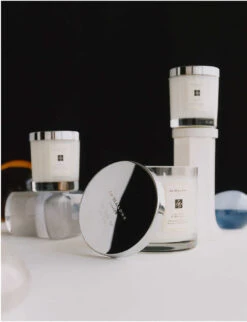 English Pear & Freesia Scented Candle 200g -Kurtgeiger Store 701 10020 PRODL2A601 ALT02